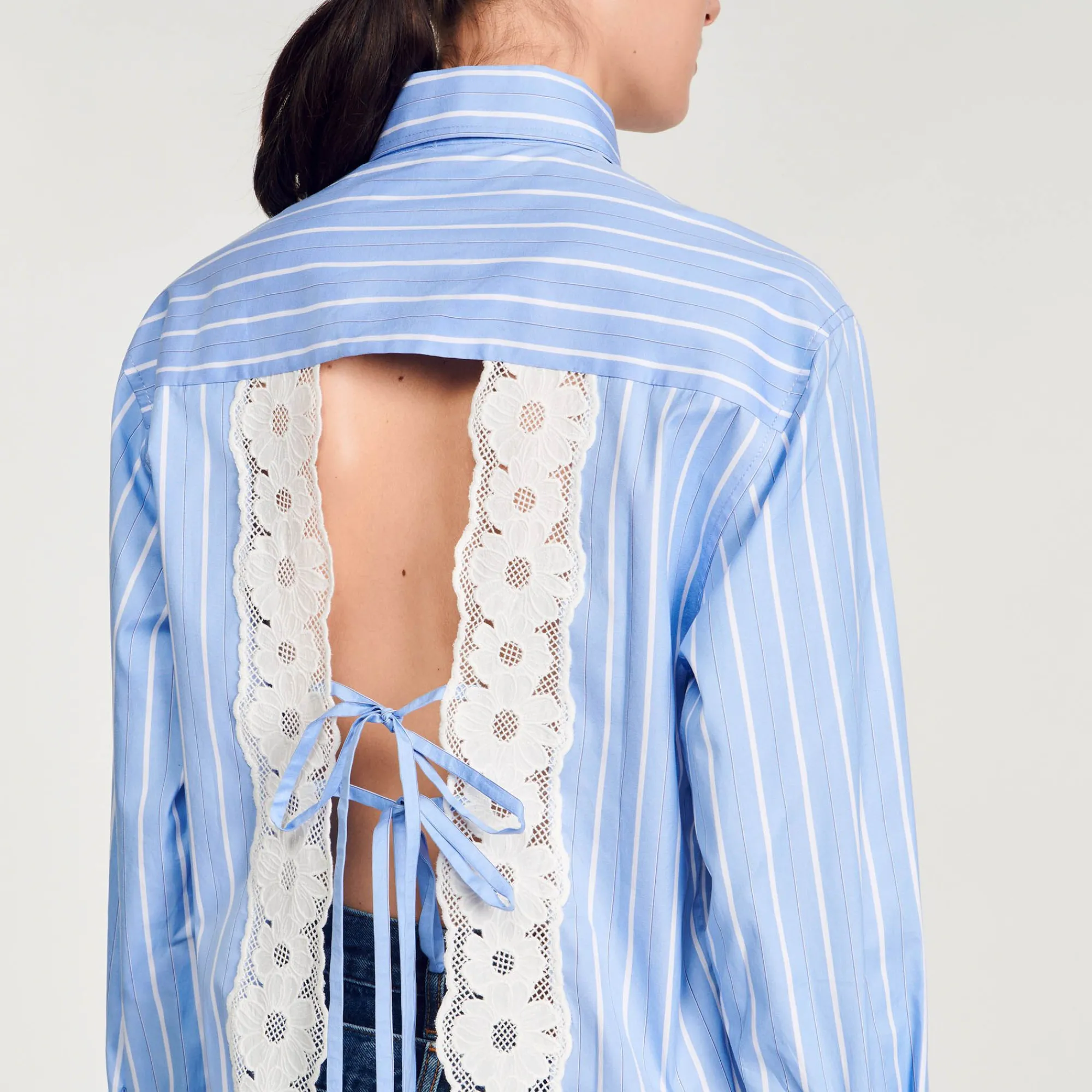 camisa_a_rayas_con_espalda_de_encaje_2.webp Tops & Camisas<Sandro Paris Camisa A Rayas Con Espalda De Encaje