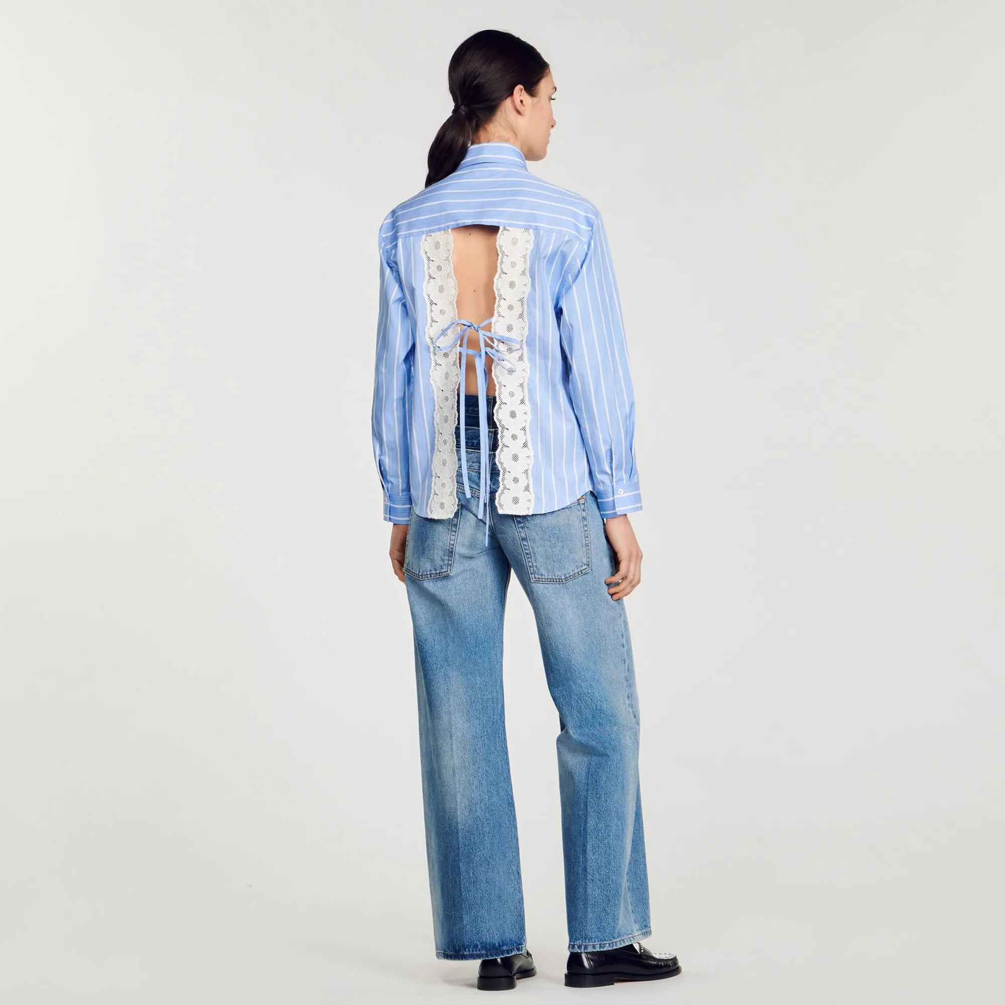 camisa_a_rayas_con_espalda_de_encaje_4.webp Tops & Camisas<Sandro Paris Camisa A Rayas Con Espalda De Encaje